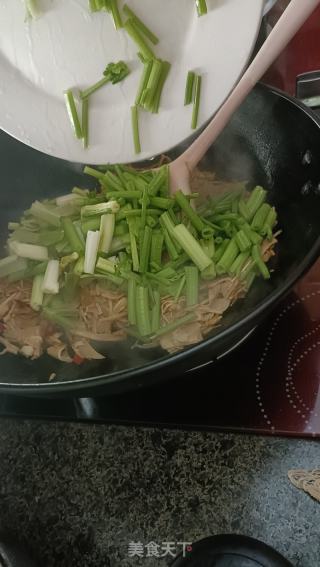芹菜炒竹笋的做法步骤：6