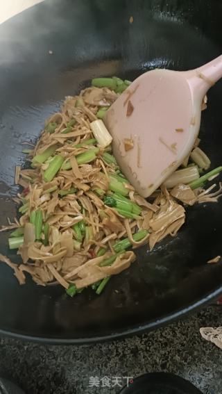 芹菜炒竹笋的做法步骤：8