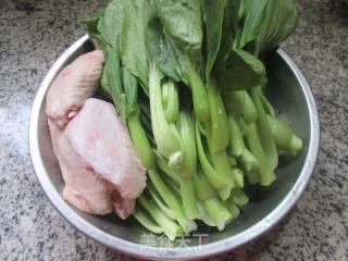 鸡翅中烧菜芯的做法步骤：1