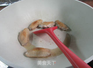 鸡翅中烧菜芯的做法步骤：2