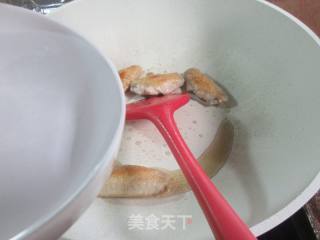 鸡翅中烧菜芯的做法步骤：3