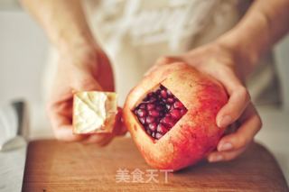 一分钟挤石榴汁的做法步骤：2