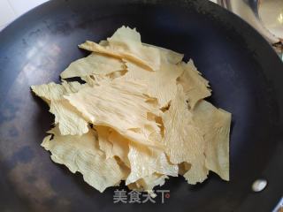 青菜炒豆皮的做法步骤：1