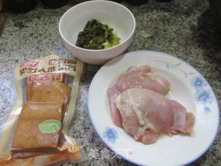 咸菜鸡腿肉炒香干的做法步骤：1