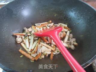 咸菜鸡腿肉炒香干的做法步骤：11