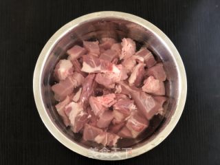 番茄土豆炖牛腩的做法步骤：1