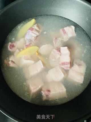 红糖红烧肉的做法步骤：1