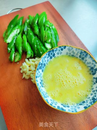 青椒炒鸡蛋的做法步骤：2