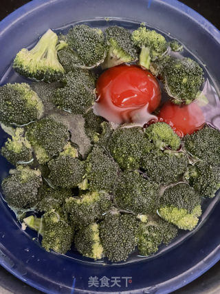 番茄鸡蛋炒西蓝花的做法步骤：2