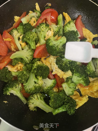 番茄鸡蛋炒西蓝花的做法步骤：10