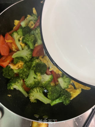 番茄鸡蛋炒西蓝花的做法步骤：11