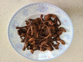 滑子菇炒肉丝的做法步骤：3