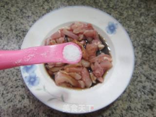 鸡腿肉炒萝卜的做法步骤：6