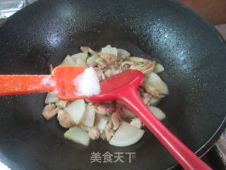 鸡腿肉炒萝卜的做法步骤：13