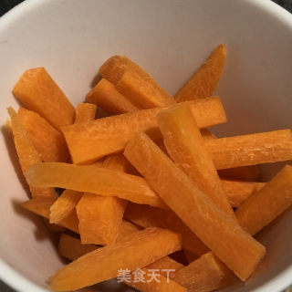 芹菜雪梨胡萝卜汁的做法步骤：2
