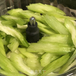 芹菜雪梨胡萝卜汁的做法步骤：5