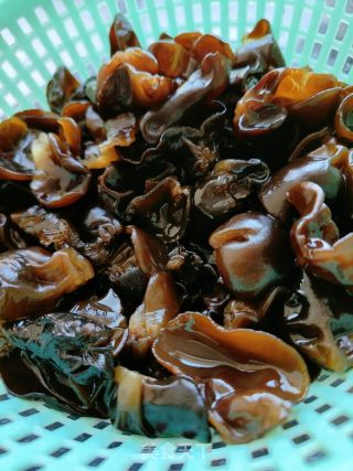 香菜拌木耳的做法步骤：1