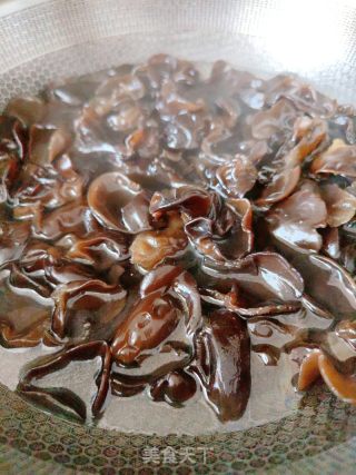香菜拌木耳的做法步骤：4