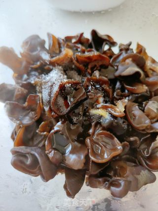 香菜拌木耳的做法步骤：5