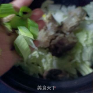 龙骨白菜炖小鸡枞菌的做法步骤：4