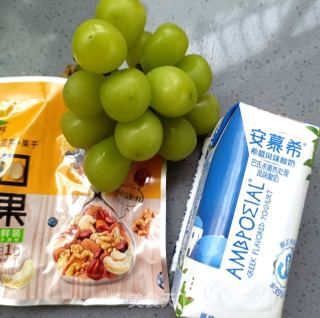 阳光玫瑰坚果拌酸奶的做法步骤：1