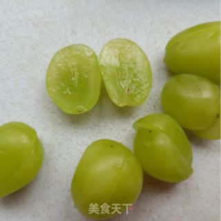阳光玫瑰坚果拌酸奶的做法步骤：2