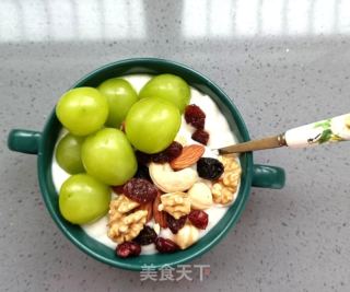 阳光玫瑰坚果拌酸奶的做法步骤：5