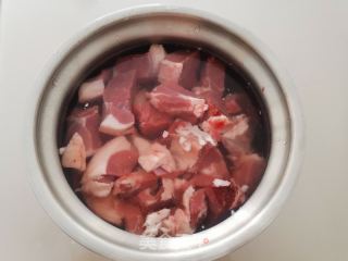 白萝卜炖羊肉的做法步骤：1