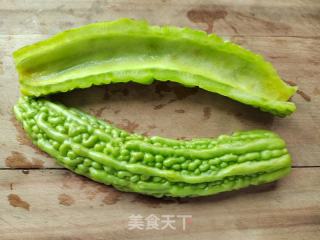 黑木耳苦瓜炒肉片的做法步骤：2