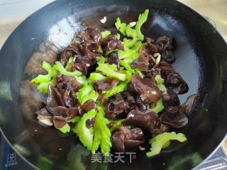 黑木耳苦瓜炒肉片的做法步骤：7