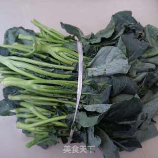 午餐肉拌西兰花侧芽的做法步骤：1