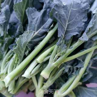 午餐肉拌西兰花侧芽的做法步骤：2