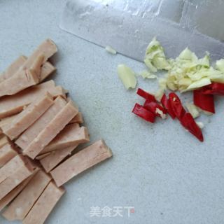 午餐肉拌西兰花侧芽的做法步骤：7