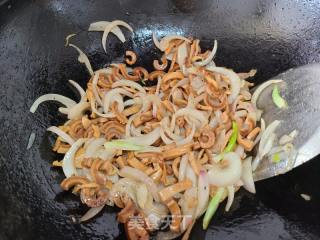 洋葱爆炒干鱿鱼丝的做法步骤：4