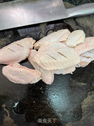 香辣孜然味鸡翅的做法步骤：1