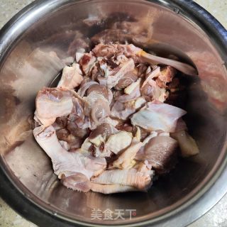 鹿茸菇焖鸭的做法步骤：1