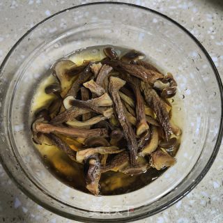 鹿茸菇焖鸭的做法步骤：2