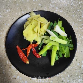 鹿茸菇焖鸭的做法步骤：3