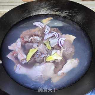 鹿茸菇焖鸭的做法步骤：4
