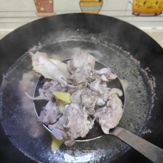 鹿茸菇焖鸭的做法步骤：5