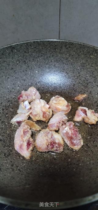 鸡腿焖薯仔的做法步骤：6