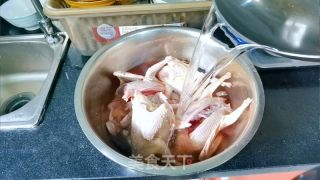 清炖鸽子汤的做法步骤：1