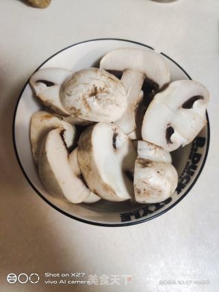 蘑菇烧鸡肉的做法步骤：4