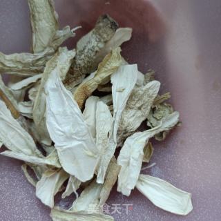 土人参鸡腿菇炖排骨的做法步骤：2