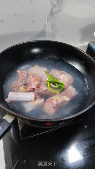 糖醋排骨的做法步骤：2