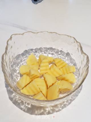 蒜香土豆香肠块（空气炸锅版）的做法步骤：2