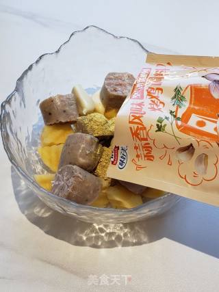 蒜香土豆香肠块（空气炸锅版）的做法步骤：4