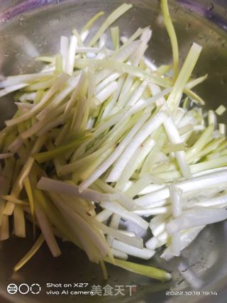 腊肉炒豆芽韭黄的做法步骤：2