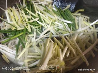 腊肉炒豆芽韭黄的做法步骤：6