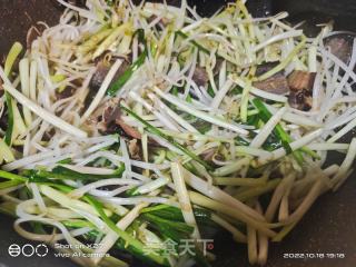 腊肉炒豆芽韭黄的做法步骤：8